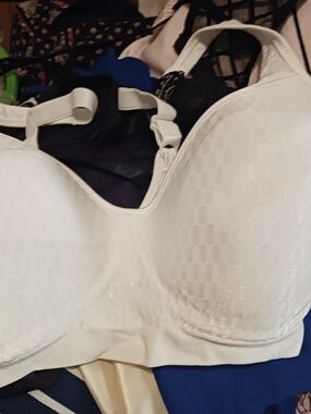 Bali White Lightly Textured Support Bra